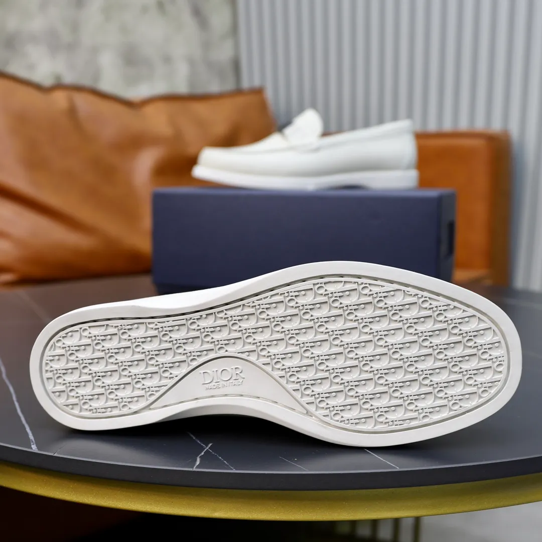 Ex-factory price: 540🙅‍♂️🙅‍♂️🙅‍♂️ Brand: Dior DIOR Standard code: Men's code 38/44 (45 can be customized) Grade: Same as the official website Material: Original cowhide stitching, cowhide lining, original TPU wear-resistant soft outsole Style categories: Leisure and sports version, footwear for driving, young fashion, European and American trends, British style Color: actual picture color